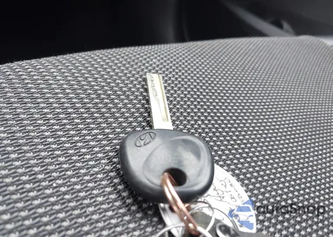 2013 Hyundai Veloster Base W/Black z USA, uszkodzony, nr VIN KMHTC6AD8DU104853